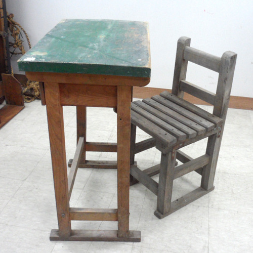 옛날 책걸상은 태우기 좋게 생겼다.